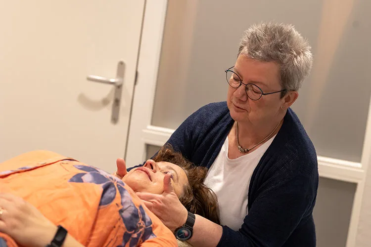 Ondersteuning door Logopedie in Enschede bij stemklachten en/of stemproblemen middels larynxmanipulatie