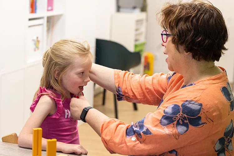 PROMPT is een manier om kinderen en volwassenen met articulatieproblemen te helpen, waarbij de logopedist de spraakbewegingen aan de buitenkant van het gezicht manipuleert. Logopedie in Enschede kan deze toepassen.