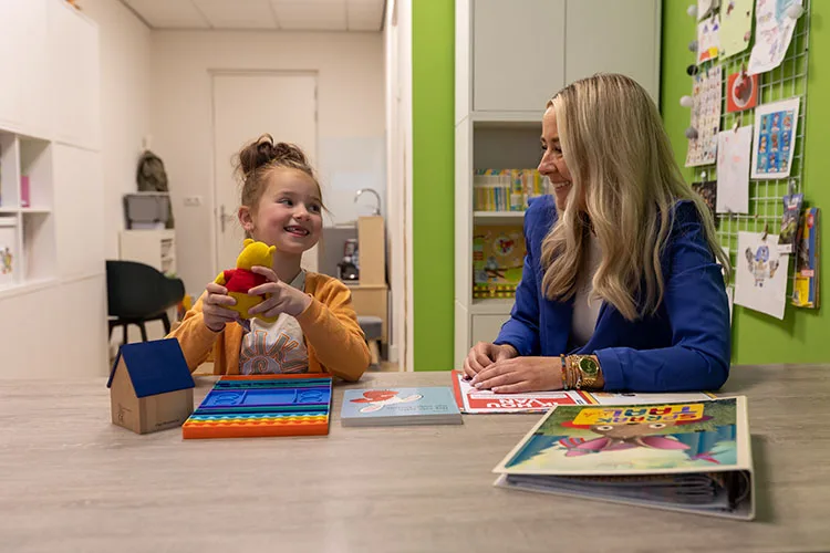 Logopedie in Enschede helpt bij taalontwikkeling.TOS. Praten met je kind. Ondersteuning in Enschede bij het leren lezen, spelling, grammatica, dyslexie